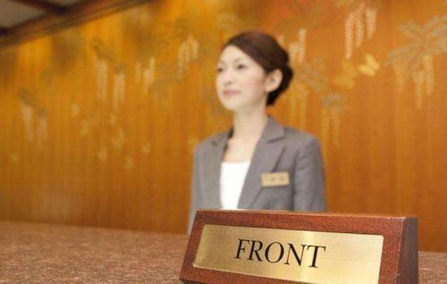 夜半钟声惊扰梦，前台微笑藏艰辛——揭秘酒店前台对深夜入住客人的复杂情绪